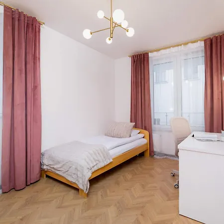 Spacious For 4 People By Renters Prestige *